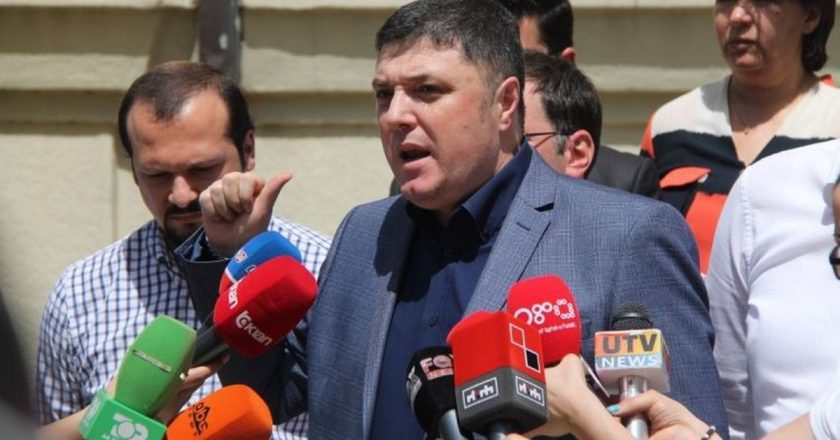 Nënkryetari i PD-së së vulës kritikon kolegët e opozitës: Regjimi i degraguar i Ramës nuk e meriton këtë dhuratë