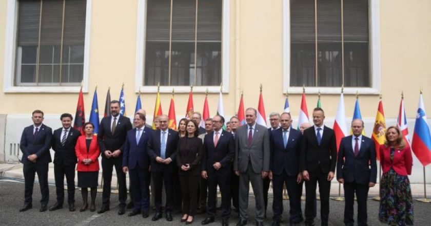 Daçiç "tërbohet" në Tiranë, nuk pranon as drekën e as foton familjare për shkak të flamurit të Kosovës