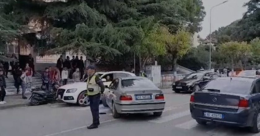 E pazakontë në Berat/ Shoferi i ‘autoshkollës’ i dehur në timon përfshihet në aksident