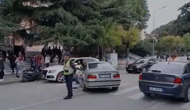 E pazakontë në Berat/ Shoferi i ‘autoshkollës’ i dehur në timon përfshihet në aksident