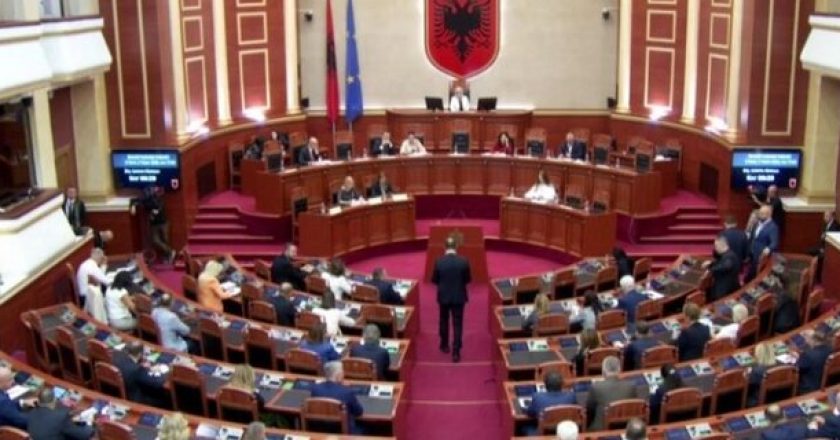 Parlamenti i Shqipërisë mban 1 minutë heshtje për Afrim Bunjakun