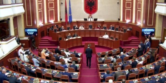 Parlamenti i Shqipërisë mban 1 minutë heshtje për Afrim Bunjakun