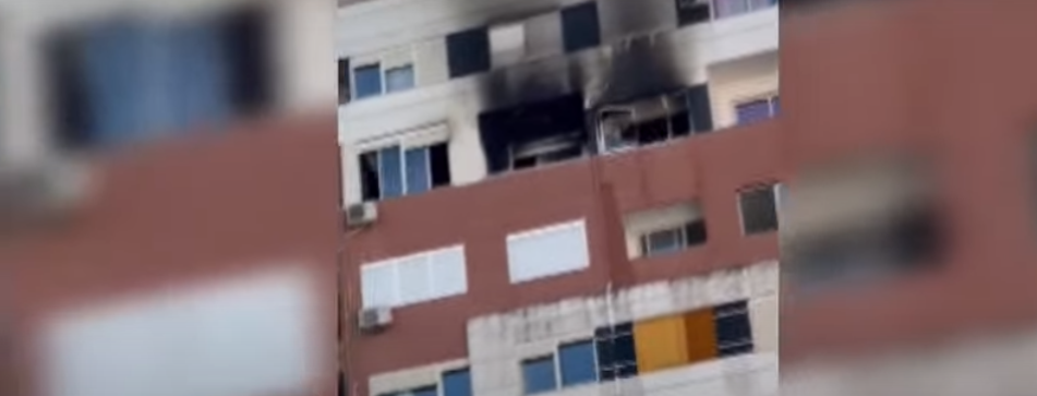 Tiranë, zjarr në një apartament