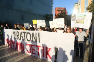"Miratoni minimunin jetik", Lëvizja Bashkë proteston para Kuvendit