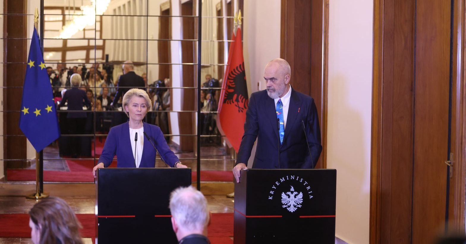 Kryeministri i Shqipërisë, Edi Rama dhe Presidentja e Komisionit Europian, Ursula fon der Leyen ne konferencë për mediat