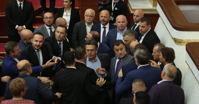 Përjashtohen nga Kuvendi 6 deputetë të opozitës