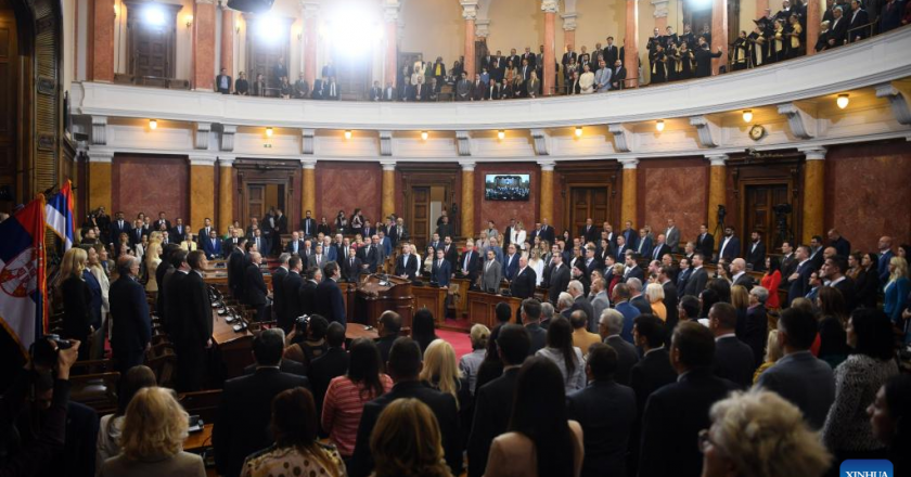 Bie qeveria e Serbisë, pritet shpallja e zgjedhjeve parlamentare