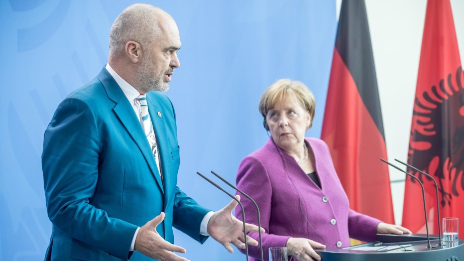 Kryeministri i Shqipërisë, Edi Rama në konferencë me ish-kancelaren e Gjermanisë, Angela Merkel