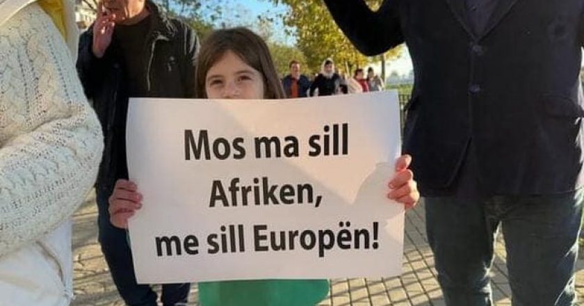 "Mos ma sill Afrikën, më sill Europën", protestë në Shëngjin kundër kampeve për refugjatë (FOTO)
