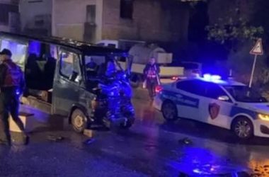 Aksident në Sarandë, makina i pret rrugën furgonit të pasagjerëve