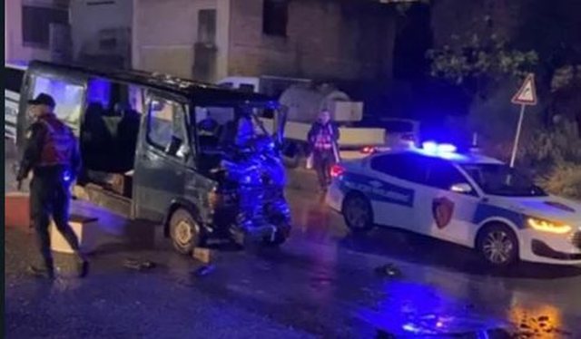 Aksident në Sarandë, makina i pret rrugën furgonit të pasagjerëve