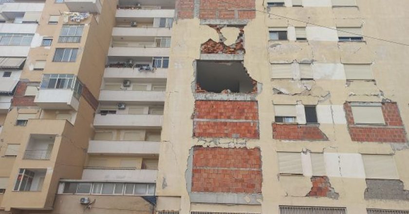 Durrës, Një pallat i dëmtuar në lagjen 17 të Durrësit, i cili nuk është riparuar edhe pas katër viteve. Foto: Eriola Azizolli