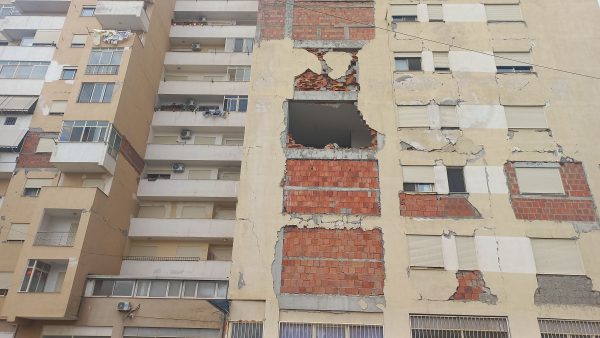 Një pallat i dëmtuar në lagjen 17 të Durrësit, i cili nuk është riparuar edhe pas katër viteve. Foto: Eriola Azizolli