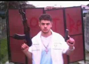 Rigels Rajku (Noizy) shumë vite më parë, duke pozuar me armë zjarri në Londër