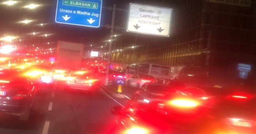 Kaos me trafikun në Tiranë