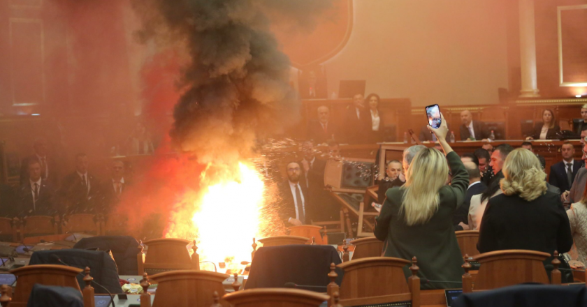 Ambasada britanike reagon për kaosin në Kuvend
