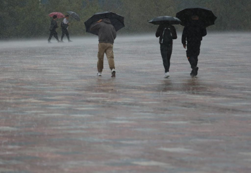 Reshje të dendura shiu në Tiranë