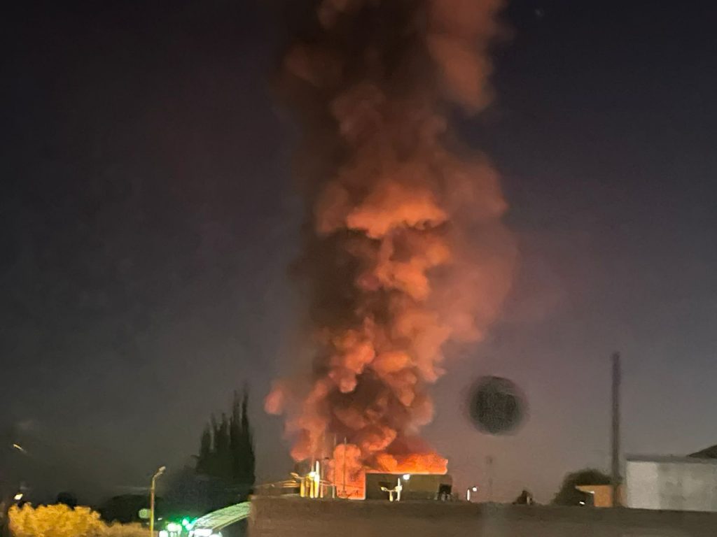 Shpërthimi te Metalurgjiku në Elbasan, flakët rrezikojnë të përhapen (FOTO)