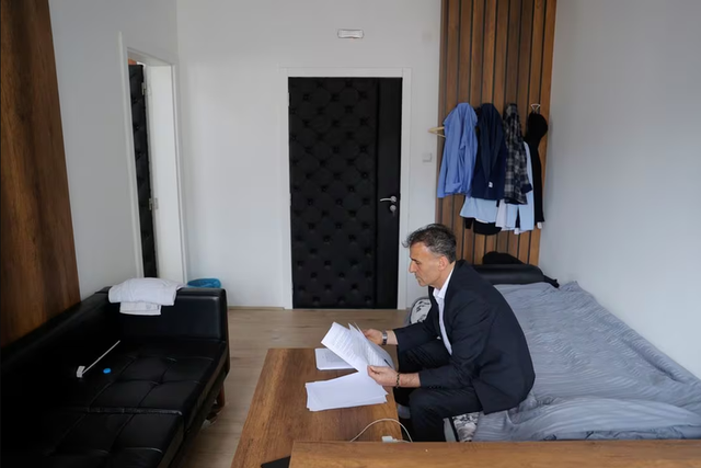 "Po më lë gruaja", jeton e fle në zyrë që prej majit, Reuters flet me kryetarin e Leposaviçit