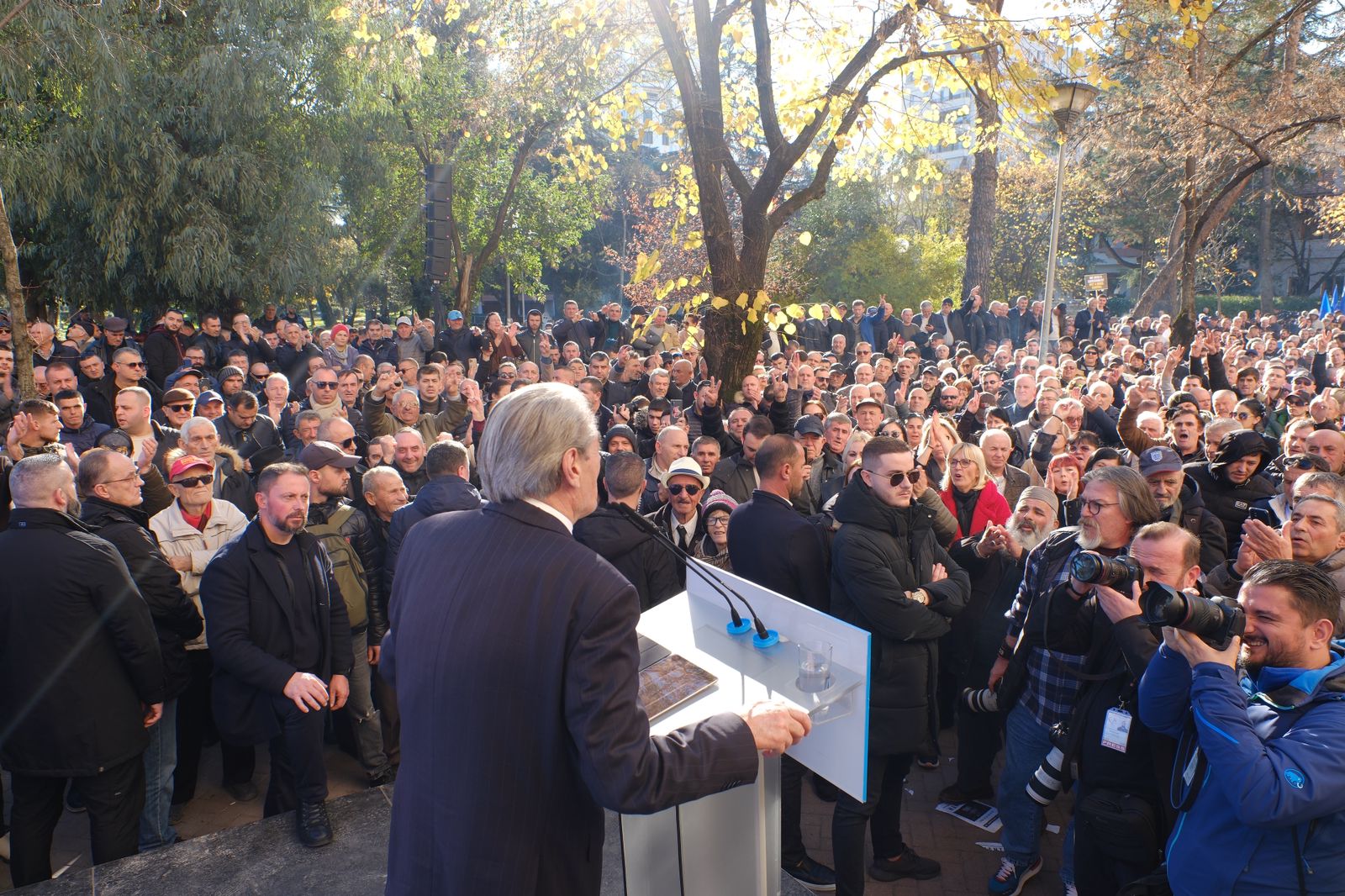 Berisha duke folur me protestuesit para Kryesisë së Kuvendit