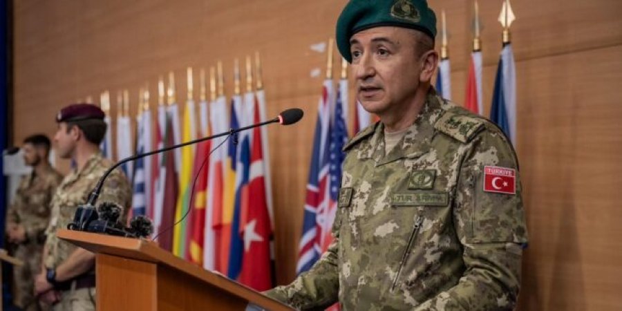 Komandanti i KFOR-it: Jemi të gatshëm t’i përgjigjemi çdo kërcënimi në veri të Kosovës