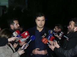 VIDEO/ Basha njofton konsensusin me Ramën, deputetët e opozitës i fryjnë bilbilave