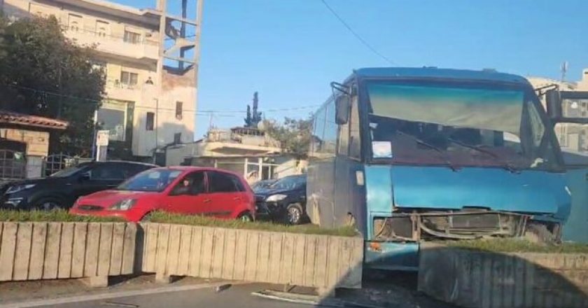 Aksident në Durrës, autobusi përplaset me trafikndarësen