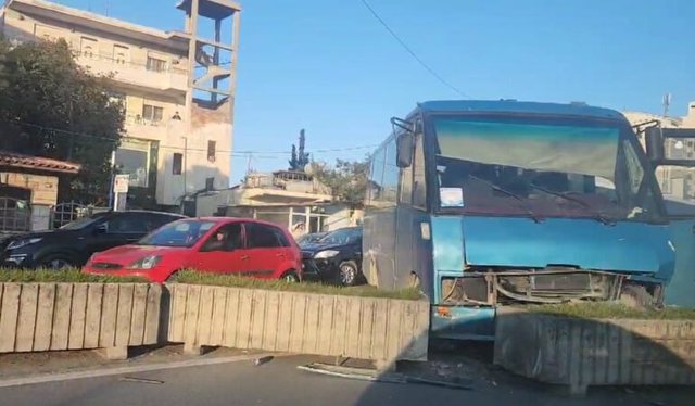 Aksident në Durrës, autobusi përplaset me trafikndarësen