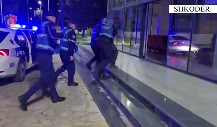 48-vjeçari në Shkodër tentoi të fshehë armën në lulishte, arrestohet nga policia