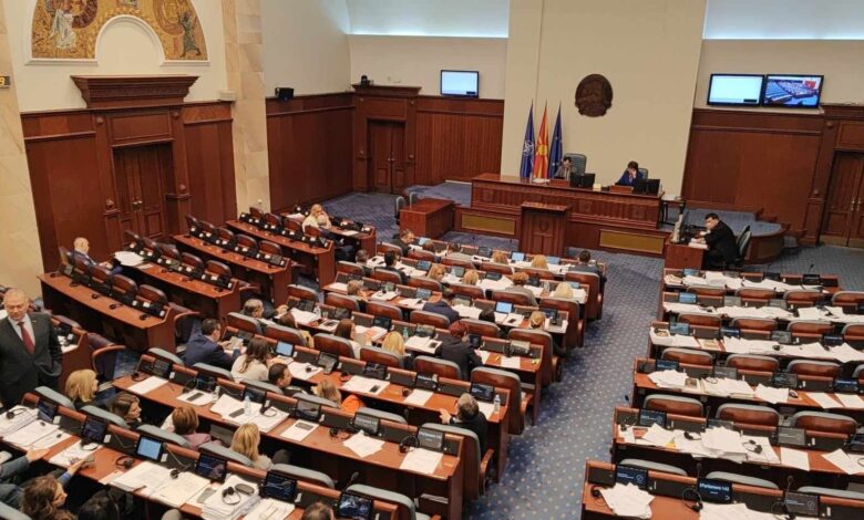 Kuvendi i Maqedonisë së Veriut shkarkon dy ministra shqiptarë