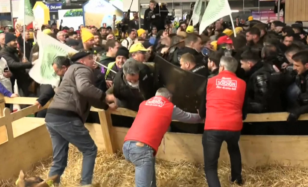 Protestuesit hyjnë me forcë në panairin e famshëm të bujqësisë në Paris