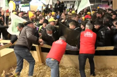 Protestuesit hyjnë me forcë në panairin e famshëm të bujqësisë në Paris