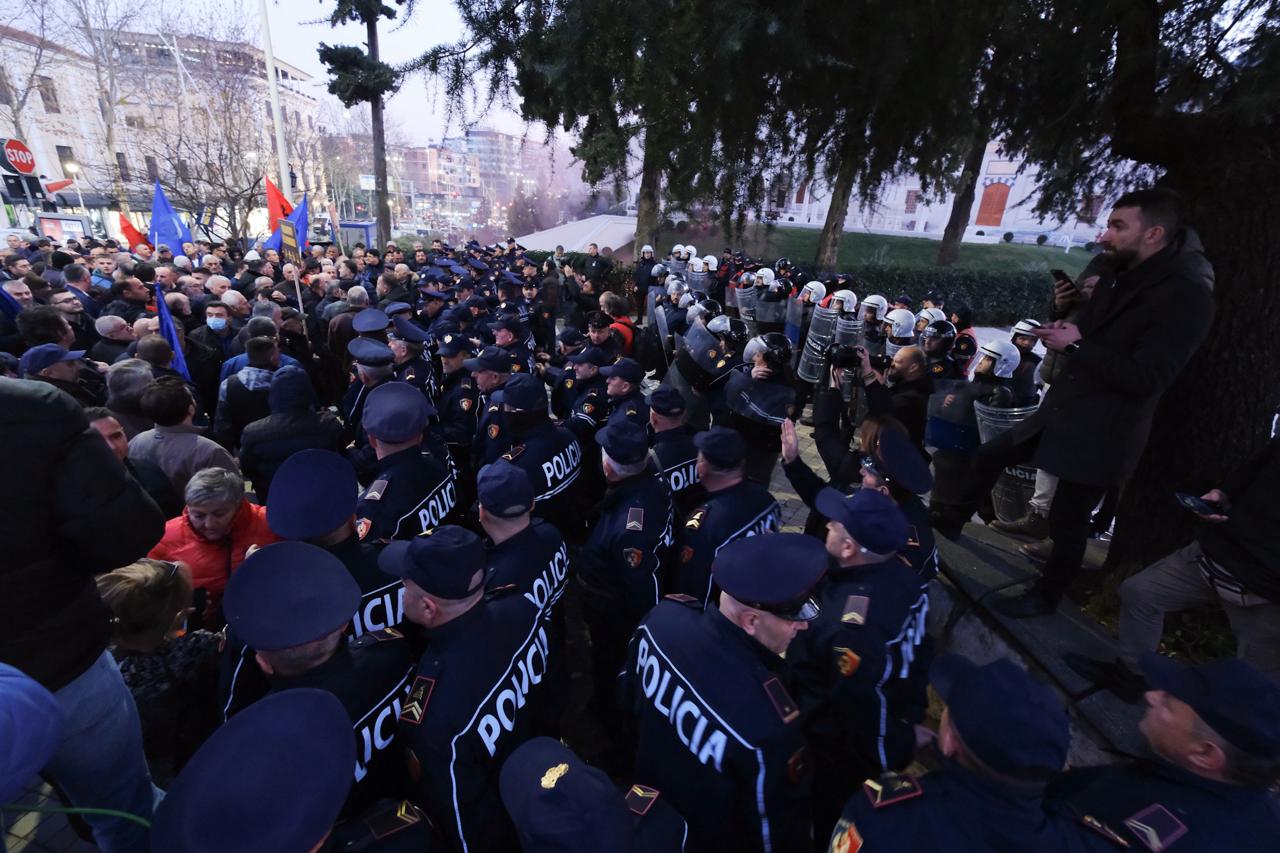 Gardh policor para parlamentit gjatë protestës