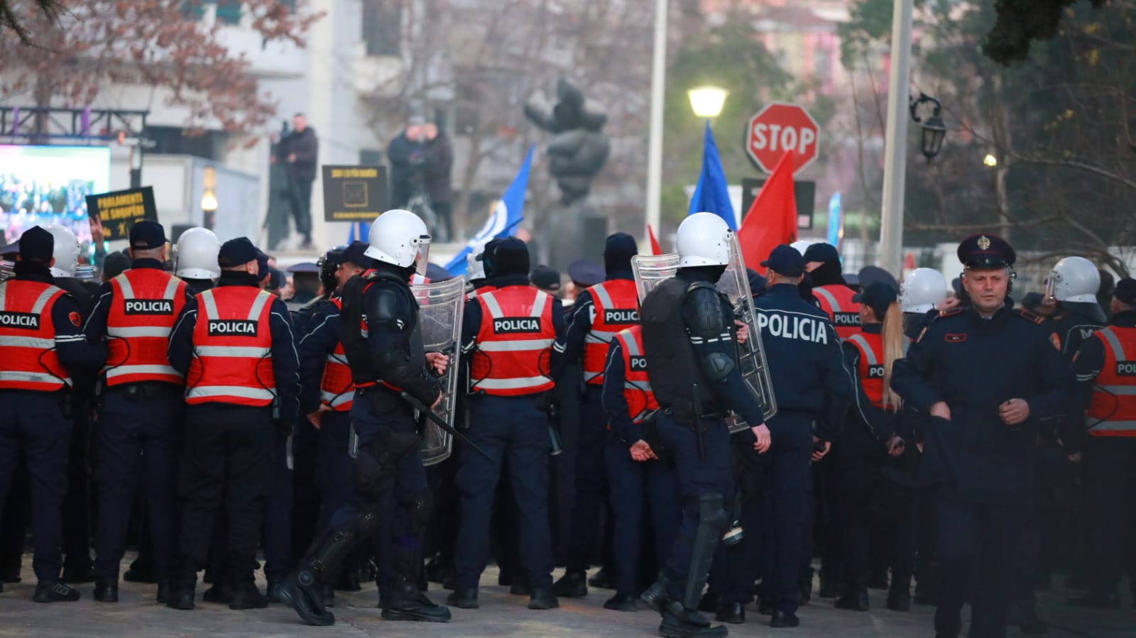 Policë të rreshtuar në hyrje të kuvendit për të ndalur hyrjen e qytetarëve protestues