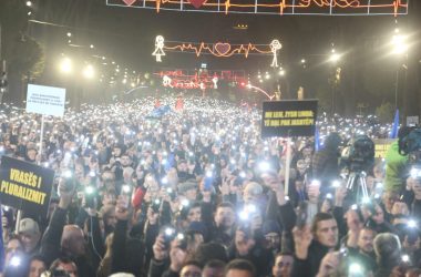 Protestues me dritat e telefonave ndezur në bulevardin "Dëshmorët e Kombit"