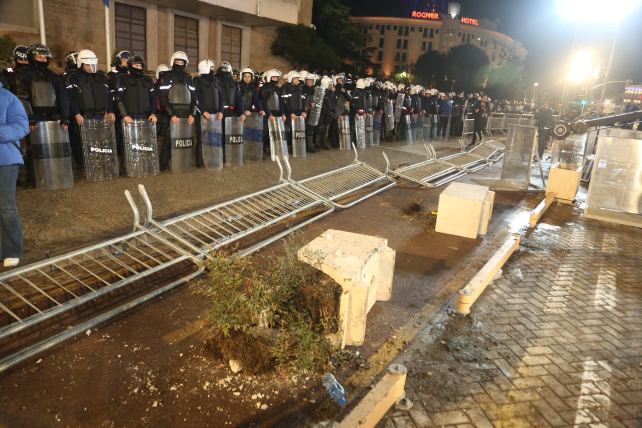 Momentet pas afrimit të disa protestuesve tek kordoni i policisë