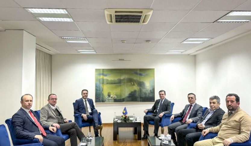 Albin Kurti në takim me opozitarët shqiptarë të RMV