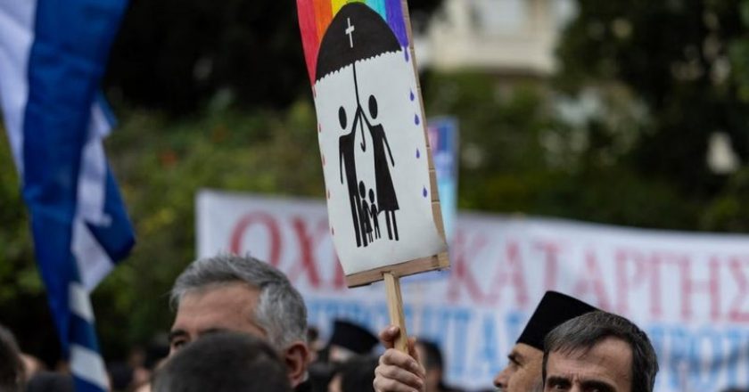 Kisha ortodokse greke kërkon shkishërimin e deputetëve që miratuan martesat e së njëjtës gjini