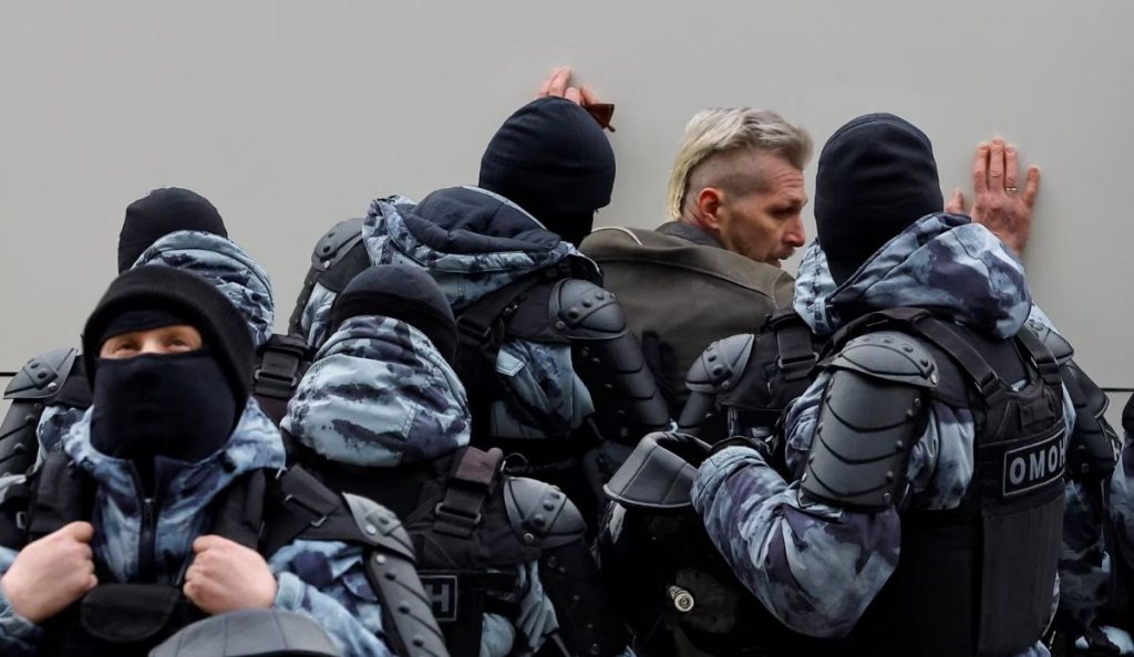 100-persona-te-arrestuar-per-pjesemarrje-ne-homazhet-per-navalnyn
