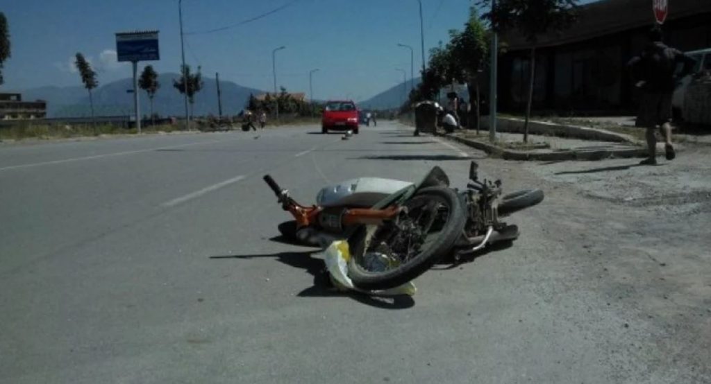 Makina përplas motomjetin në Tepelenë, dëmtohet 63-vjeçari