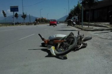 Makina përplas motomjetin në Tepelenë, dëmtohet 63-vjeçari