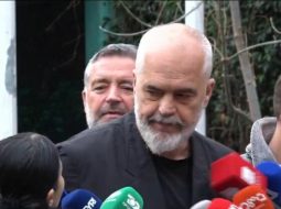 Video/ Rama replikon me gazetaren për investimin në portin e Durrësit, tenton ta prekë në faqe