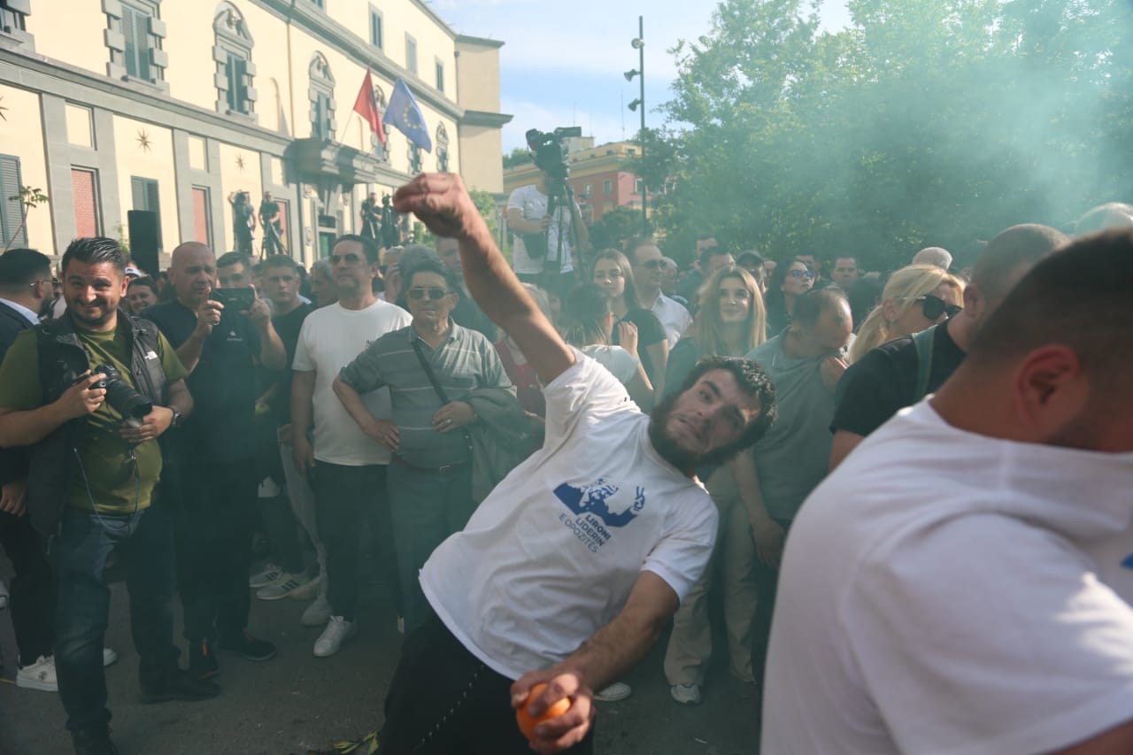 Protestues duke hedhur ngjyrues drejt Bashkise se Tiranes