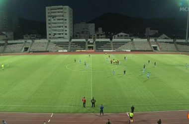VIDEO/ Duel me luftë por pa gola të shënuar, Dinamo dhe Laçi ndajnë pikët Dinamo dhe Laçi kanë ndarë sot pikët në një barazim pa gola pas një dueli të luftuar në “Elbasan Arena”. Një barazim që nuk u shkon për shtat asnjë prej dy skuadrave për objektivat që kanë. bandicam 2024-04-27 19-56-30-957 Pjesa e parë ishte pa ngjyrë, pasi skuadrat kishin frikë të pësonin gol dhe më shumë menduan që të mbroheshin dhe mbyllnin çdo hapësirë. Në të dytën, edhe pse kurbinasit e nisën me raste, blutë më pas morën kontrollin dhe krijuan më shumë para portës së Dajsinanit. Megjithatë, as ata nuk ia dolën të gjenin rrugën e rrjetës, duke mbyllur kështu sfidën në barazimin pa gola që lë çdo gjë të hapur për objektivat që kanë, përkatësisht “Final Four” dhe mbijetesën.