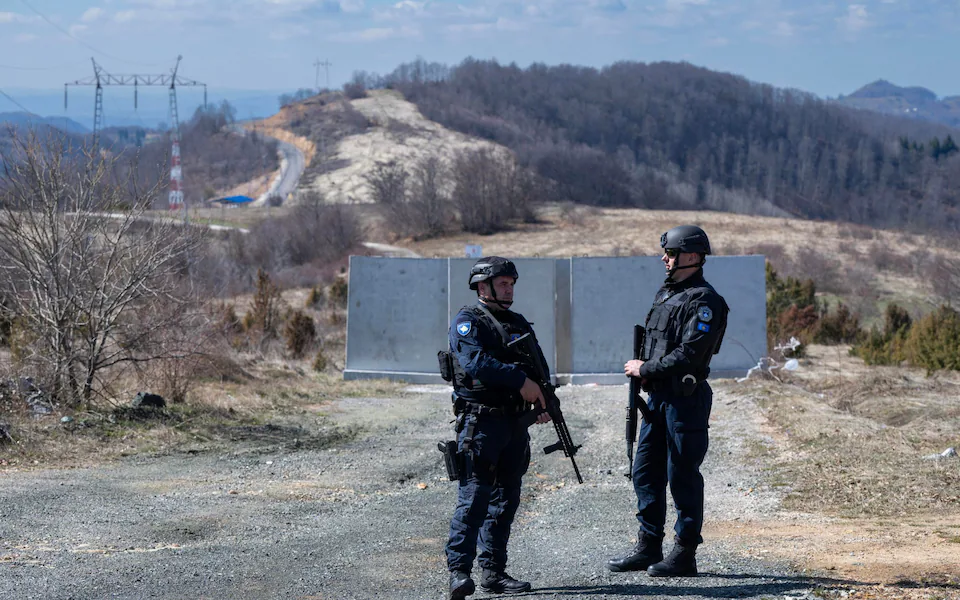Policë të Kosovës në kufi me Kosovës, përmbi fshatin e Banjskës. Një prej tyre thotë se situata nuk është e mirë