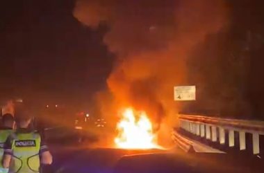Zjarr në segmentin e autostradës Thumanë-Milot, pranë Fushë Mamurrasit