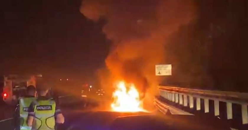 Zjarr në segmentin e autostradës Thumanë-Milot, pranë Fushë Mamurrasit