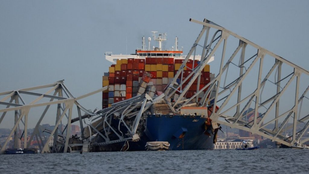 Anija e mallrave pësoi avari elektrike para se të përplasej me urën në Baltimorë
