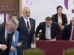 (VIDEO) Shikoni rreshtoren e ministrave dhe deputetëve para Ramës