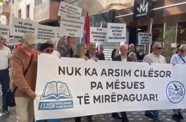 Mësuesit protestë para Ministrisë së Arsimit për 1 maj